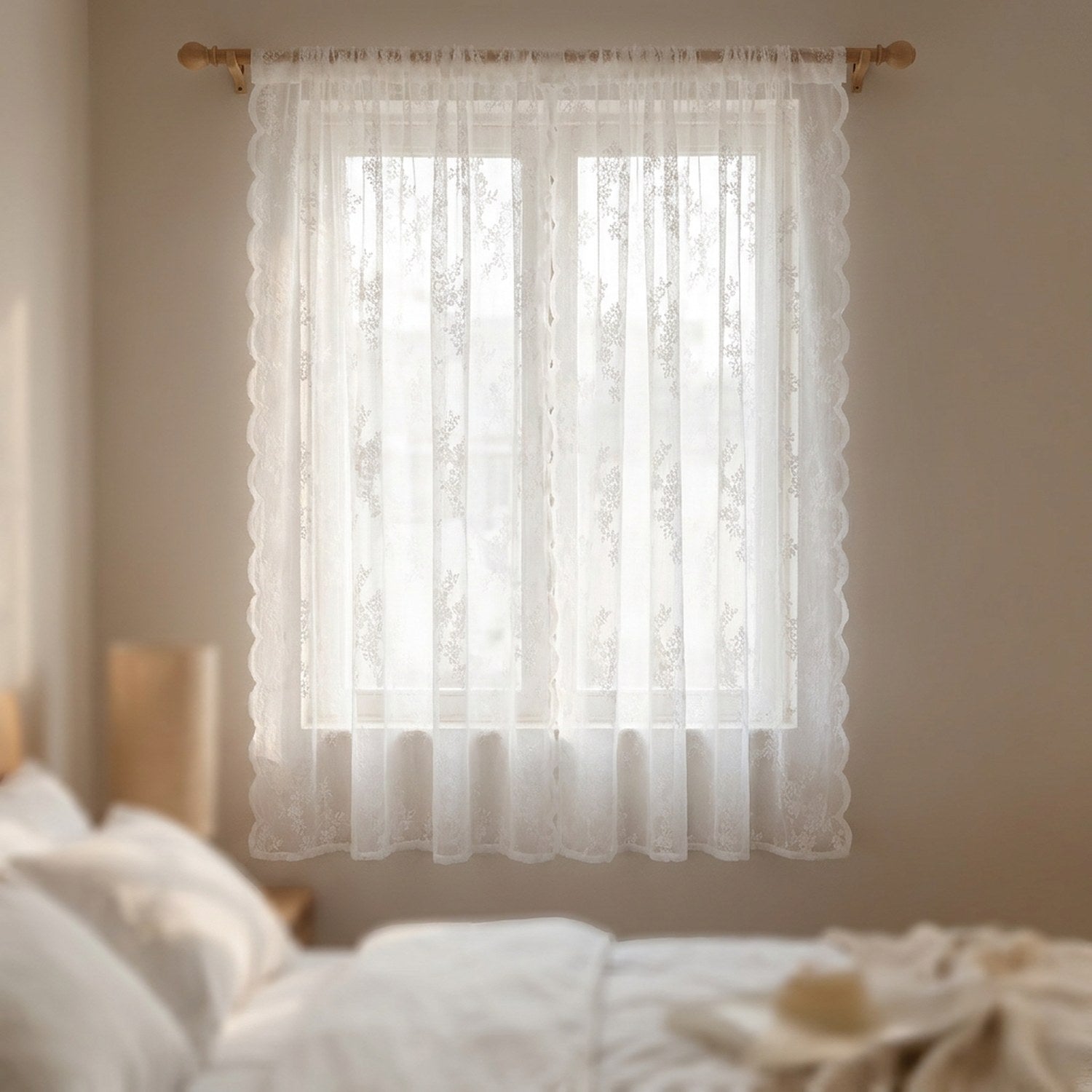 Voilage dentelle florale devant une fenêtre de chambre au petit matin