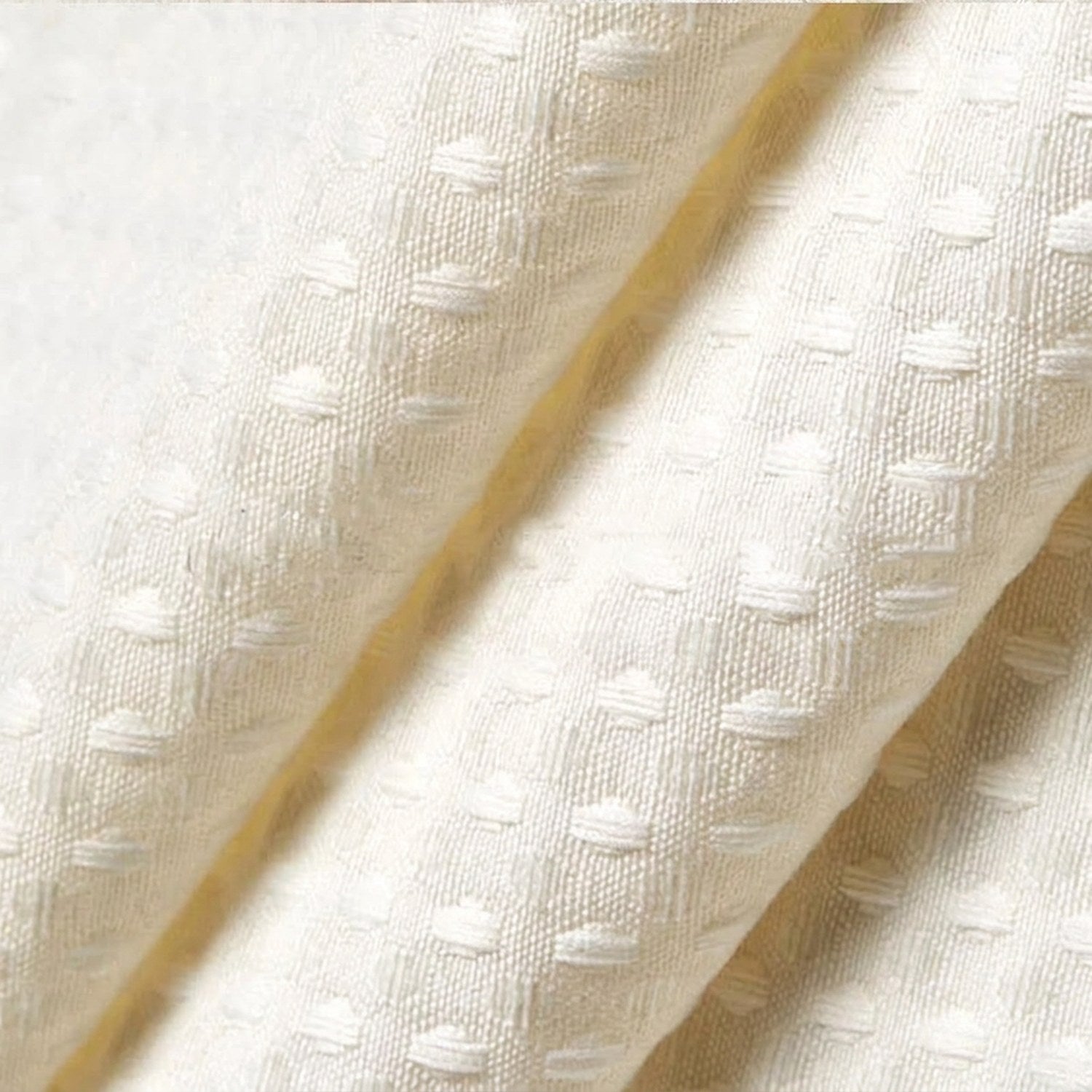 Gros plan sur la texture gaufrée du tissu du rideau de douche