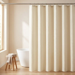 Rideau de douche coloris beige suspendu dans une salle de bain