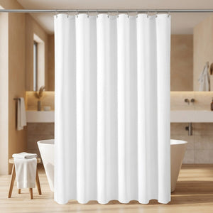 Rideau de douche coloris blanc suspendu dans une salle de bain