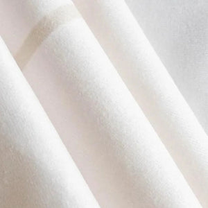 Gros plan sur le tissu doux et plissé du rideau de porte
