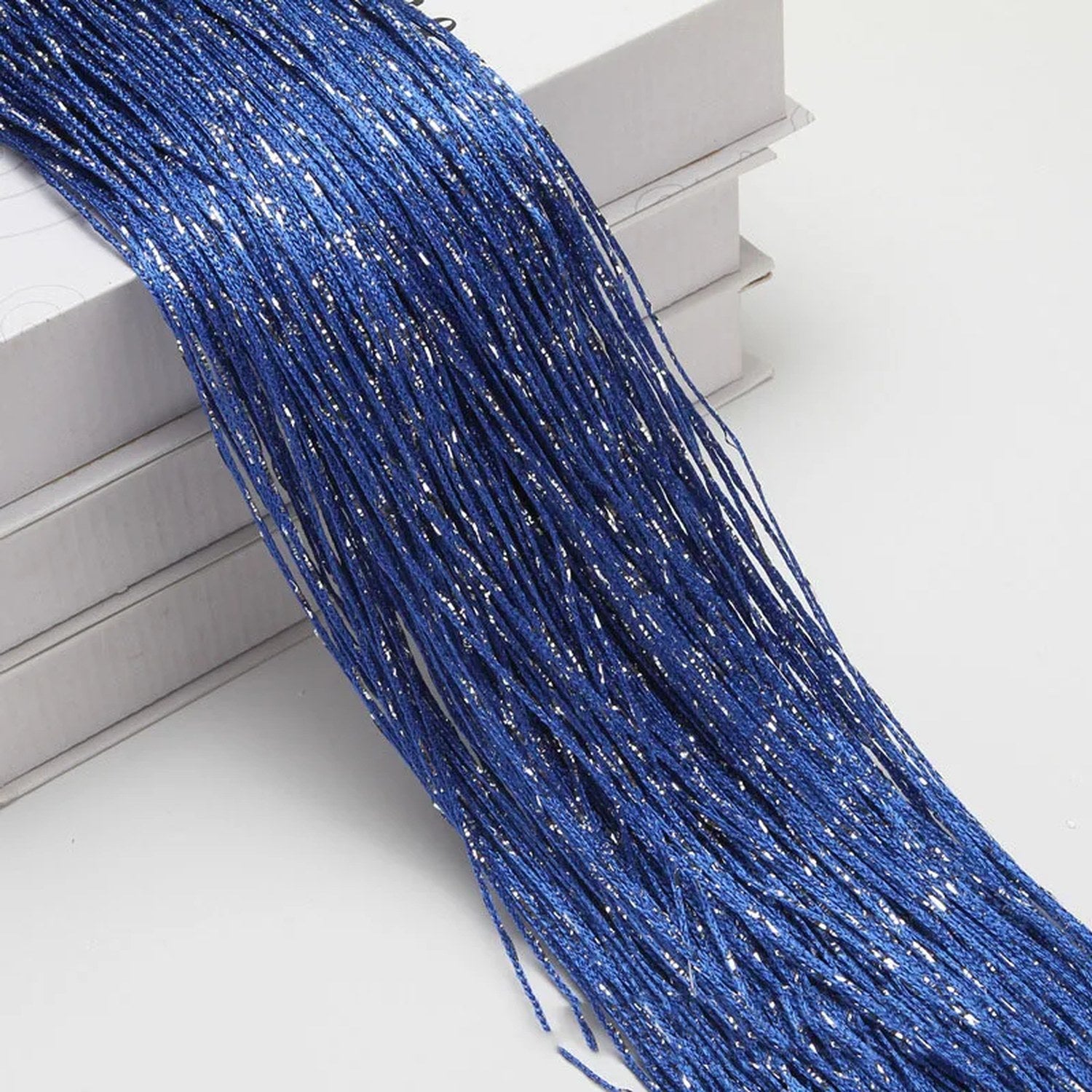 Rideau de fils à paillettes coloris Bleu roi