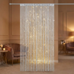 Rideau de fils à paillettes argenté en fond décoratif scintillant
