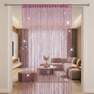 Rideau de fils violet scintillant suspendu dans l'encadrement d'une porte