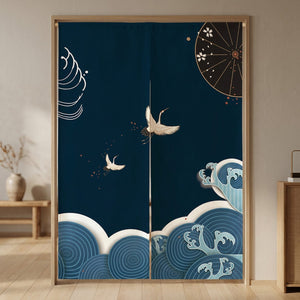 Rideau de porte japonais motif vol de grues sur fond bleu nuit
