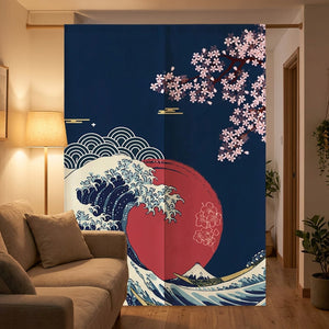 Rideau de porte japonais installé en séparation entre un salon et un couloir