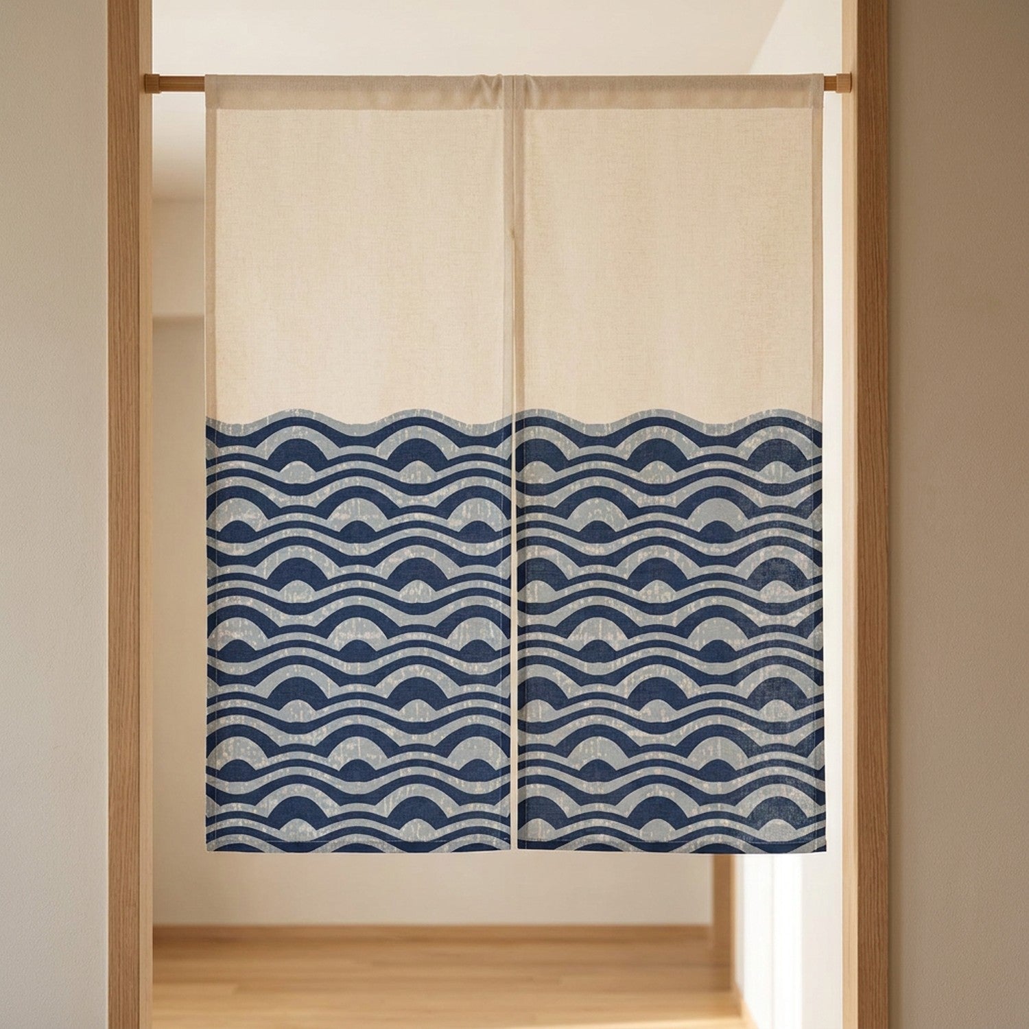 Rideau de porte japonais motif vagues seigaiha bleu et écru