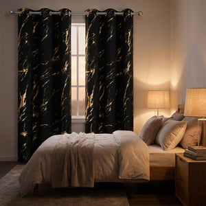 Rideau occultant noir motif marbré doré dans une chambre cocooning en soirée