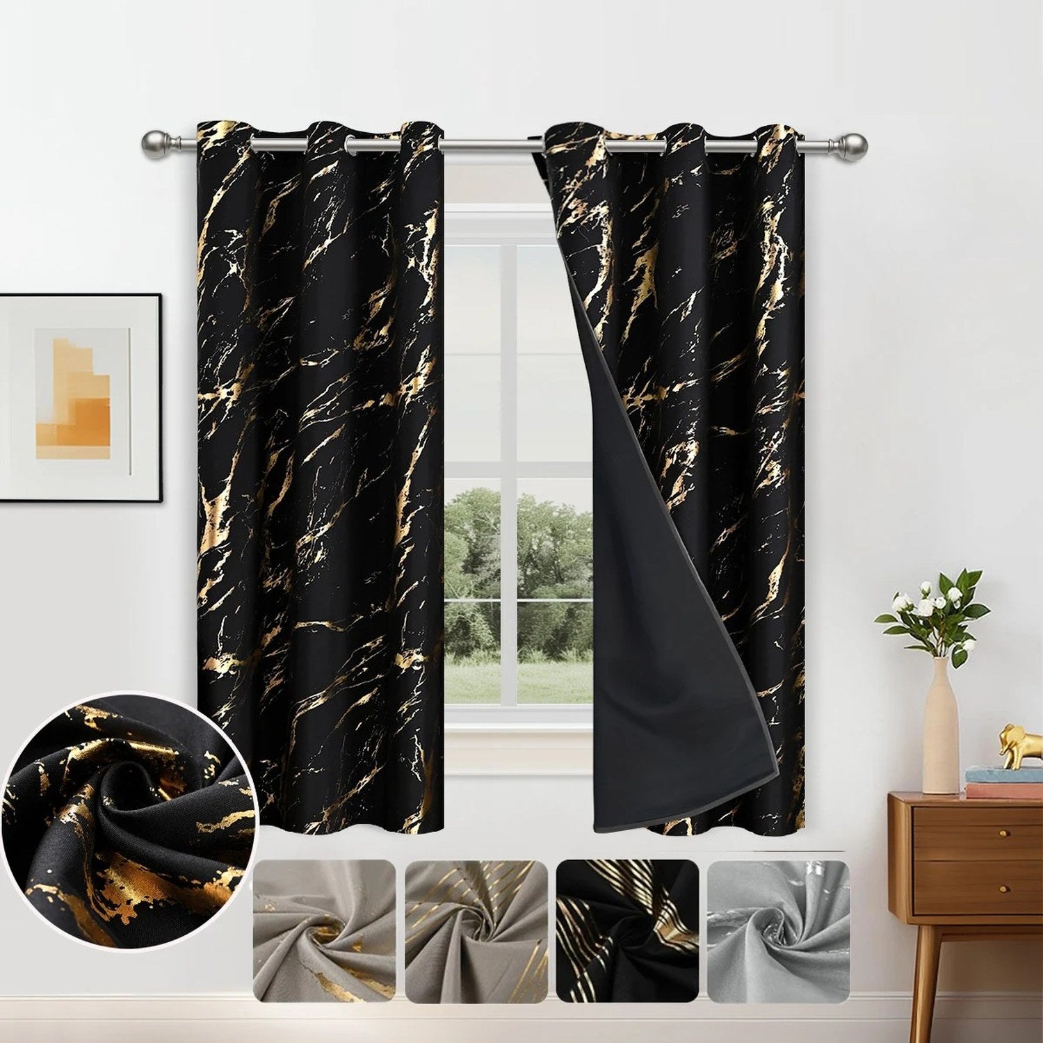 Paire de rideaux occultants motif marbre noir et or suspendus devant une fenêtre