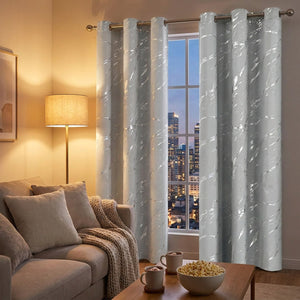 Rideau occultant marbre argenté dans un salon cosy en soirée avec lampe allumée