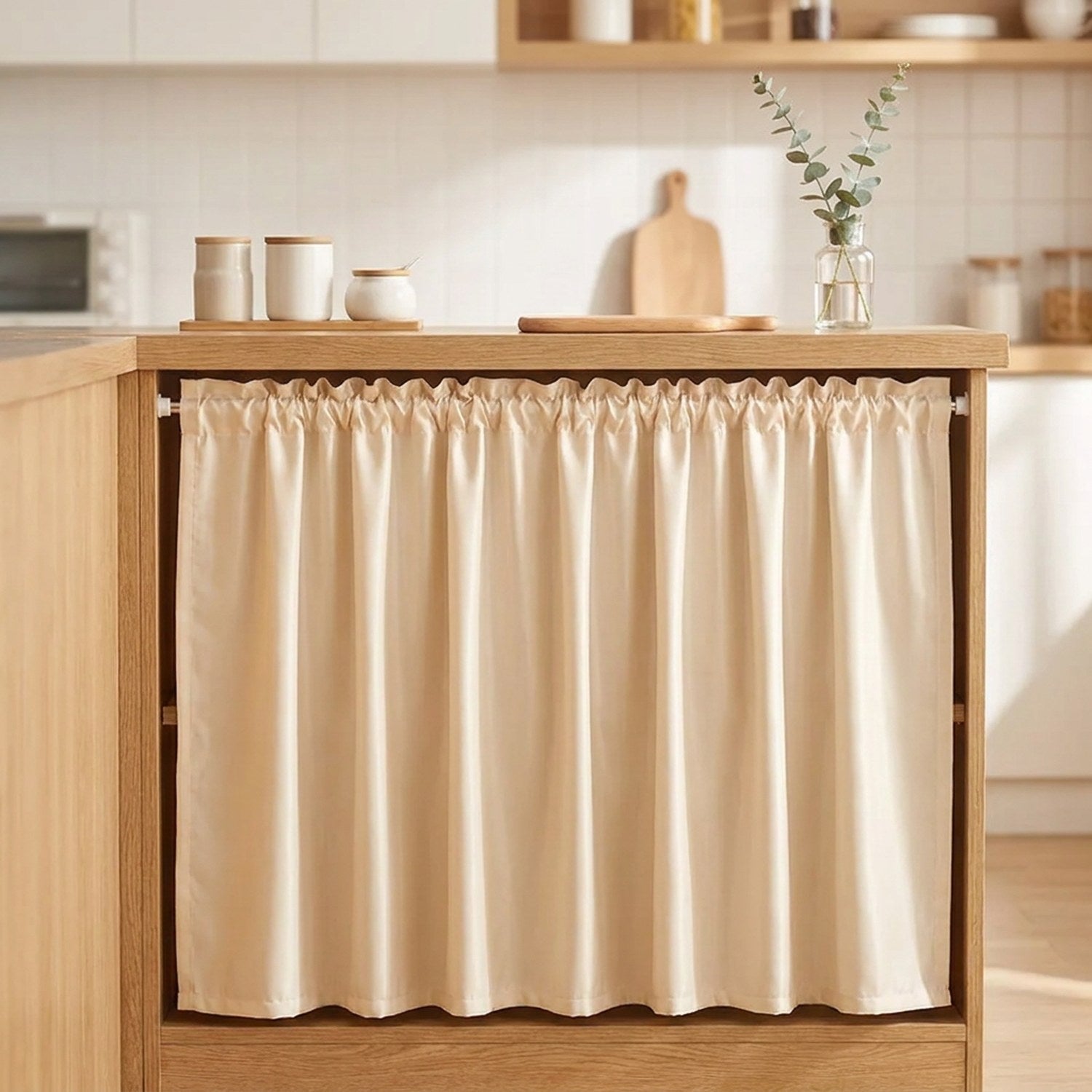 Rideau de meuble beige à volant froncé sous un comptoir de cuisine