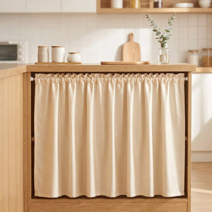 Rideau de meuble beige à volant froncé sous un comptoir de cuisine