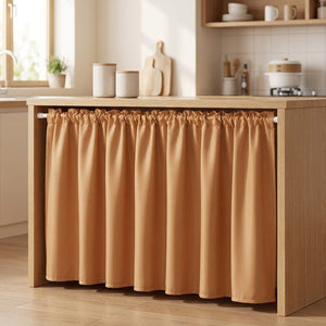 Rideau de meuble caramel à volant froncé sous un comptoir de cuisine