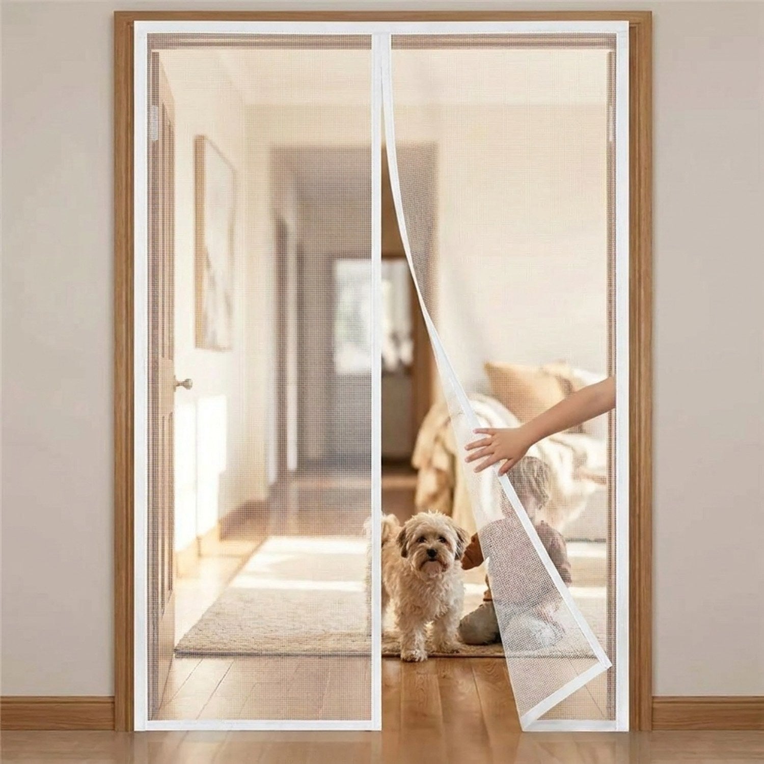 Rideau moustiquaire blanc dans un couloir avec un enfant et un petit chien