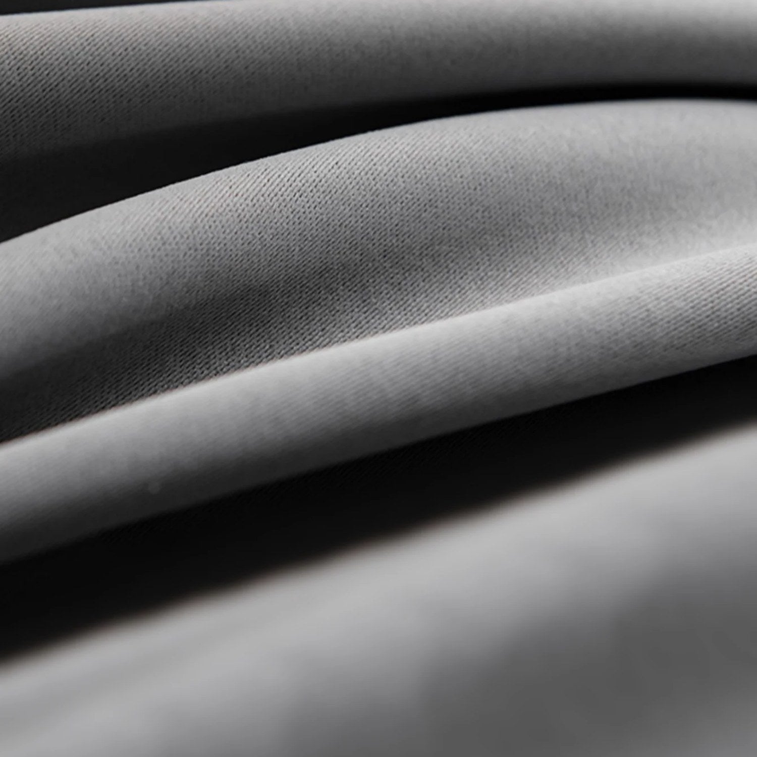Gros plan sur le tissu occultant gris foncé mat et épais
