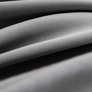Gros plan sur le tissu occultant gris foncé mat et épais