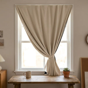 Rideau occultant beige devant une fenêtre de bureau lumineuse