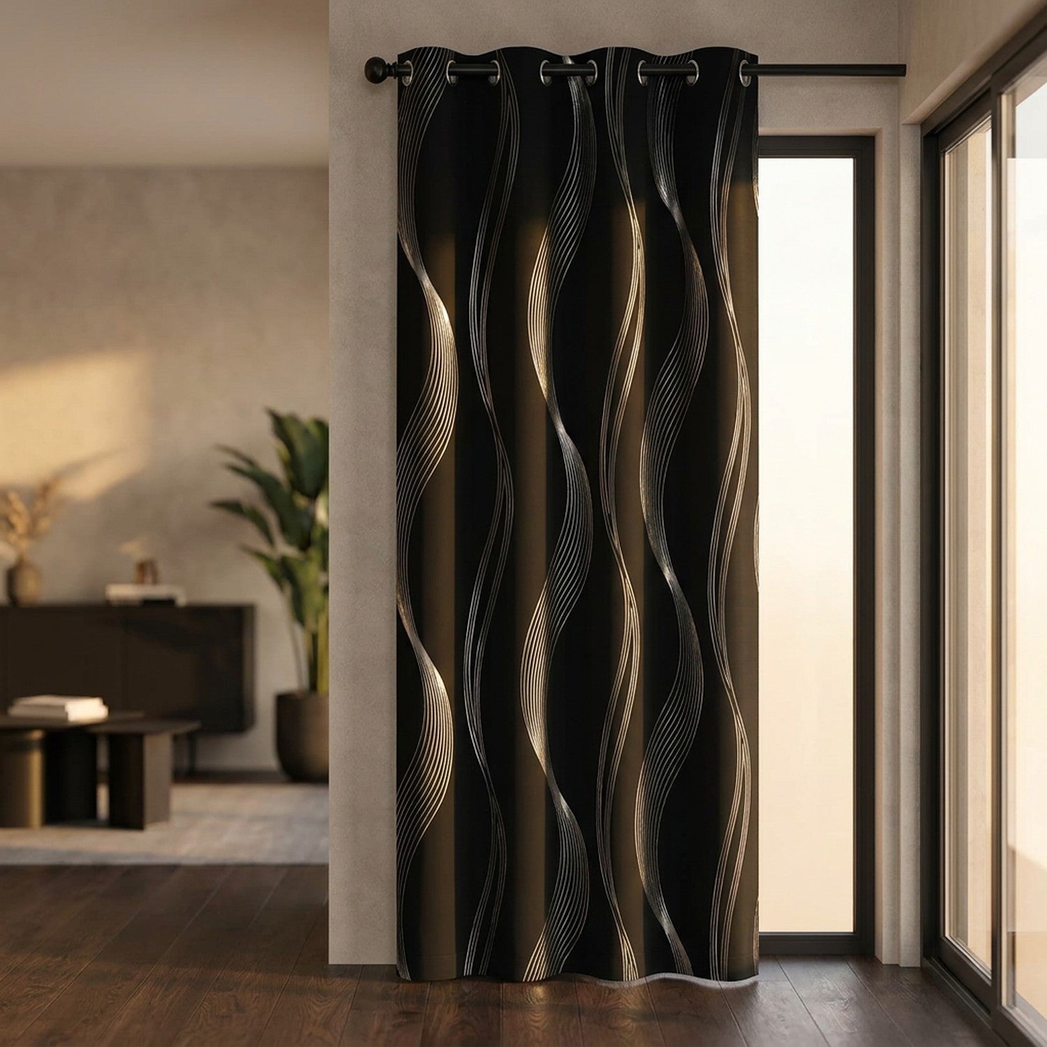 Rideau occultant thermique noir suspendu du sol au plafond dans un salon moderne