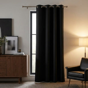 Rideau occultant noir à œillets dans un salon élégant