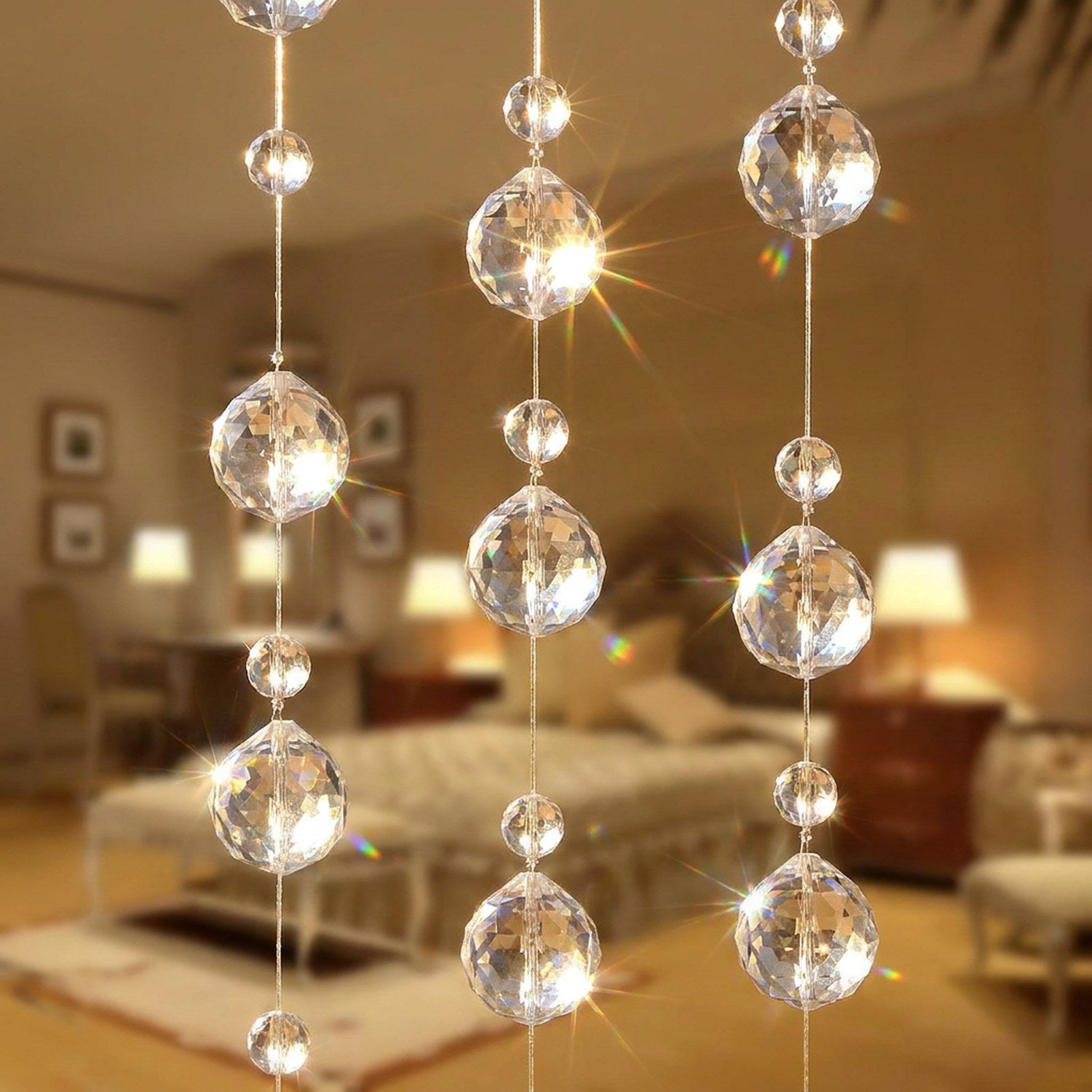 Gros plan sur les perles de cristal facettées qui captent la lumière