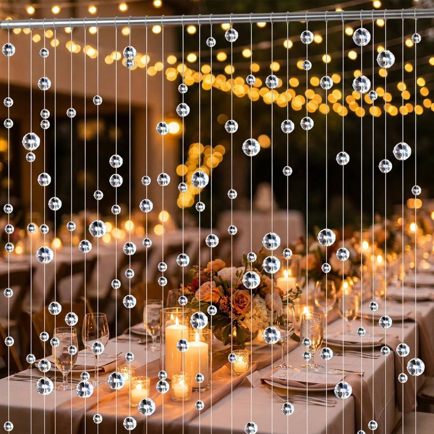 Rideau de perles de cristal en toile de fond scintillante d'une table de réception