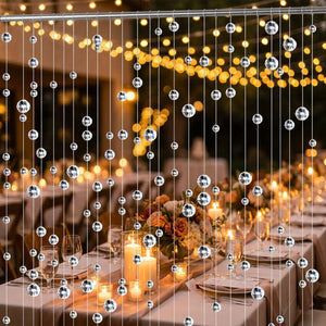 Rideau de perles de cristal en toile de fond scintillante d'une table de réception