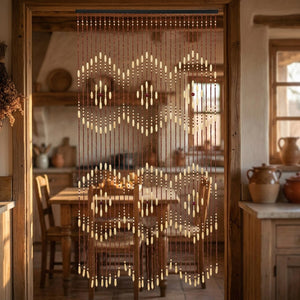 Rideau de perles en bois séparant une cuisine et une salle à manger rustique