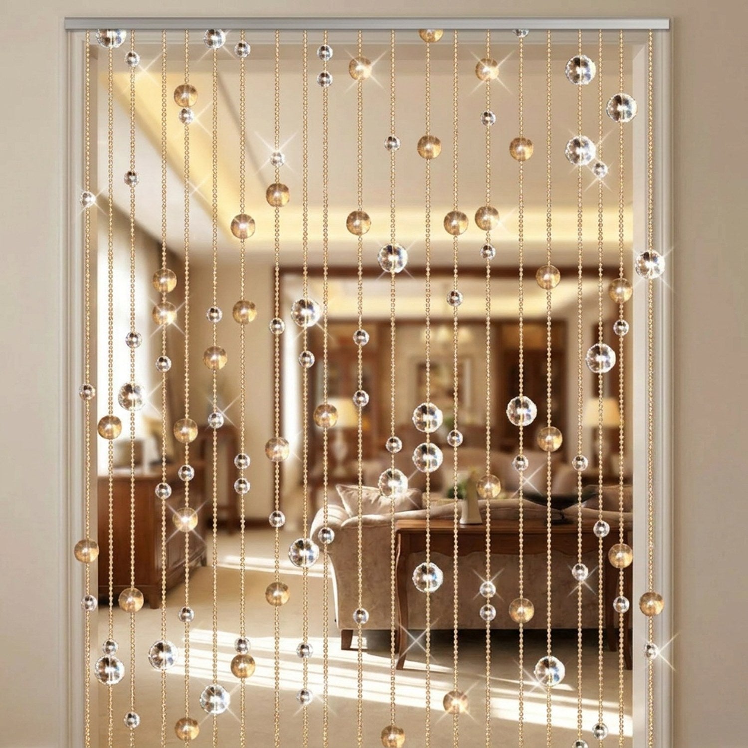 Rideau de perles de cristal doré suspendu dans une porte