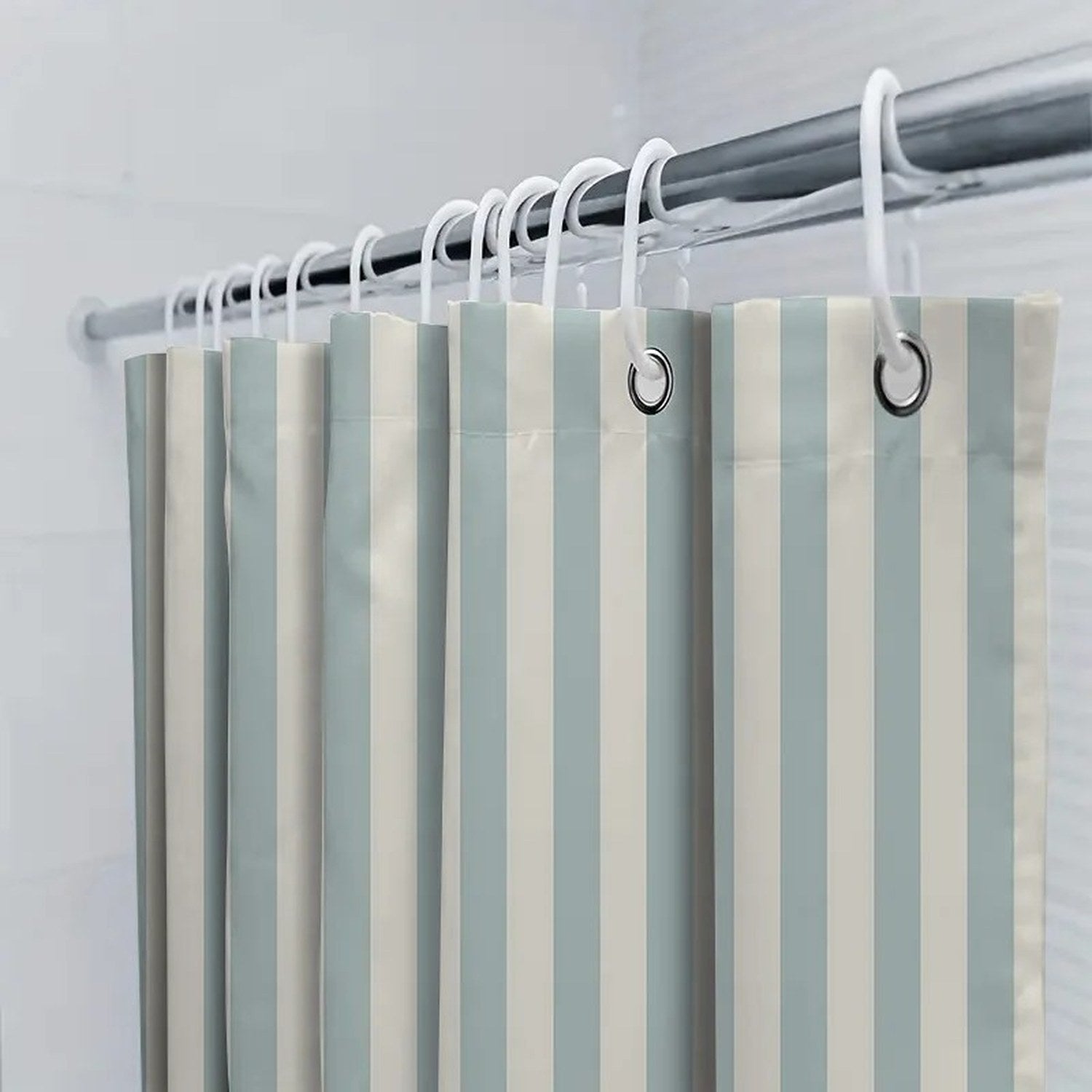 Détail des œillets métalliques et crochets du rideau de douche rayé