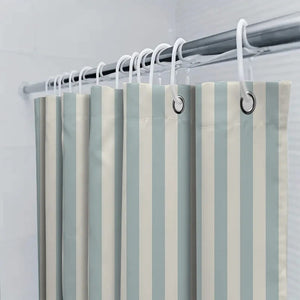 Détail des œillets métalliques et crochets du rideau de douche rayé