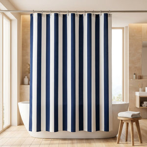 Rideau de douche rayé bleu marine suspendu dans une salle de bain
