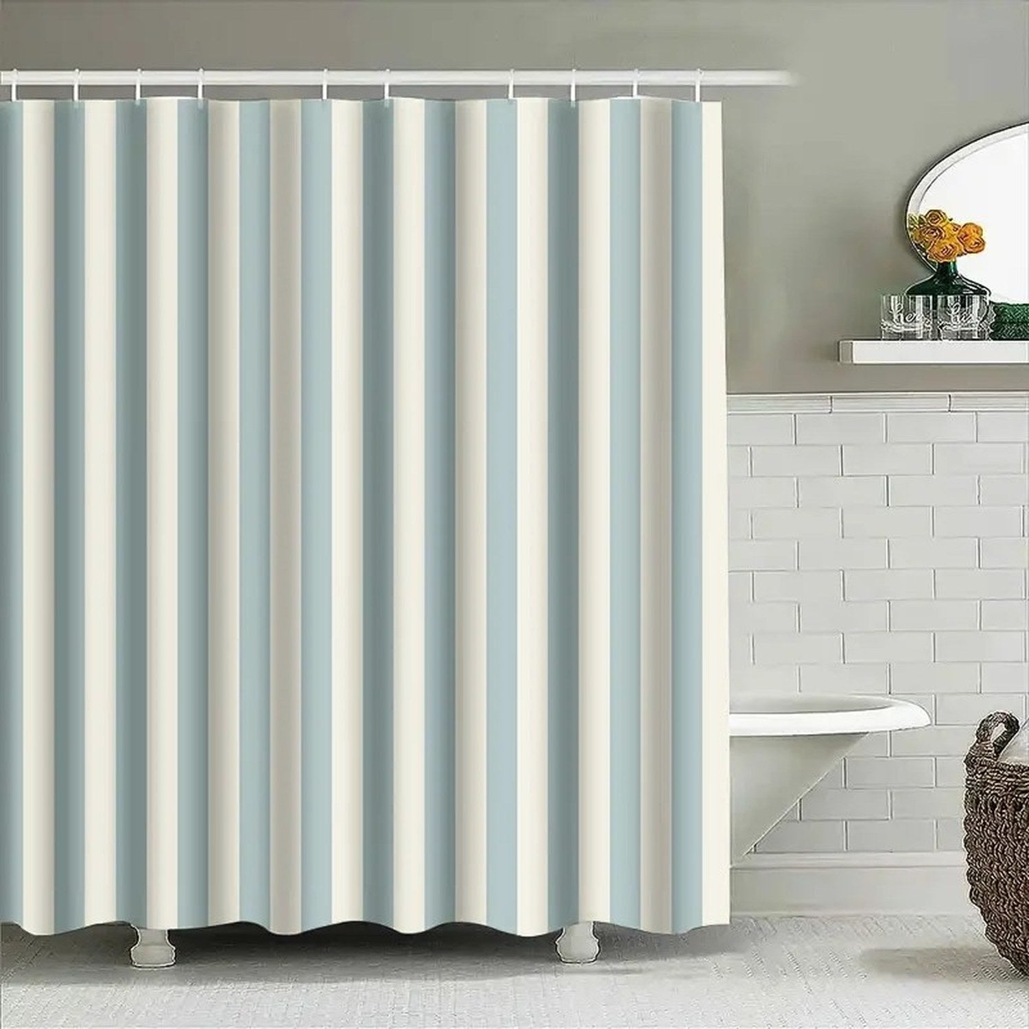 Rideau de douche rayé près d'une vasque et d'un miroir de salle de bain