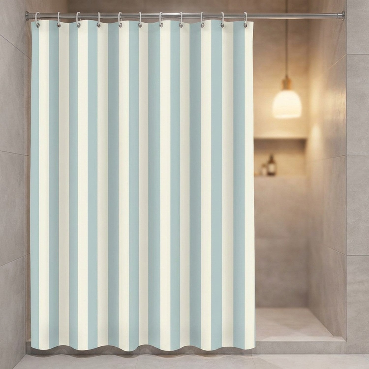 Rideau de douche rayé bleu clair dans une salle de bain moderne avec éclairage chaleureux