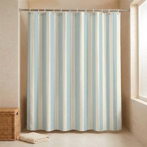 Rideau de douche rayé bleu clair suspendu dans une salle de bain familiale claire