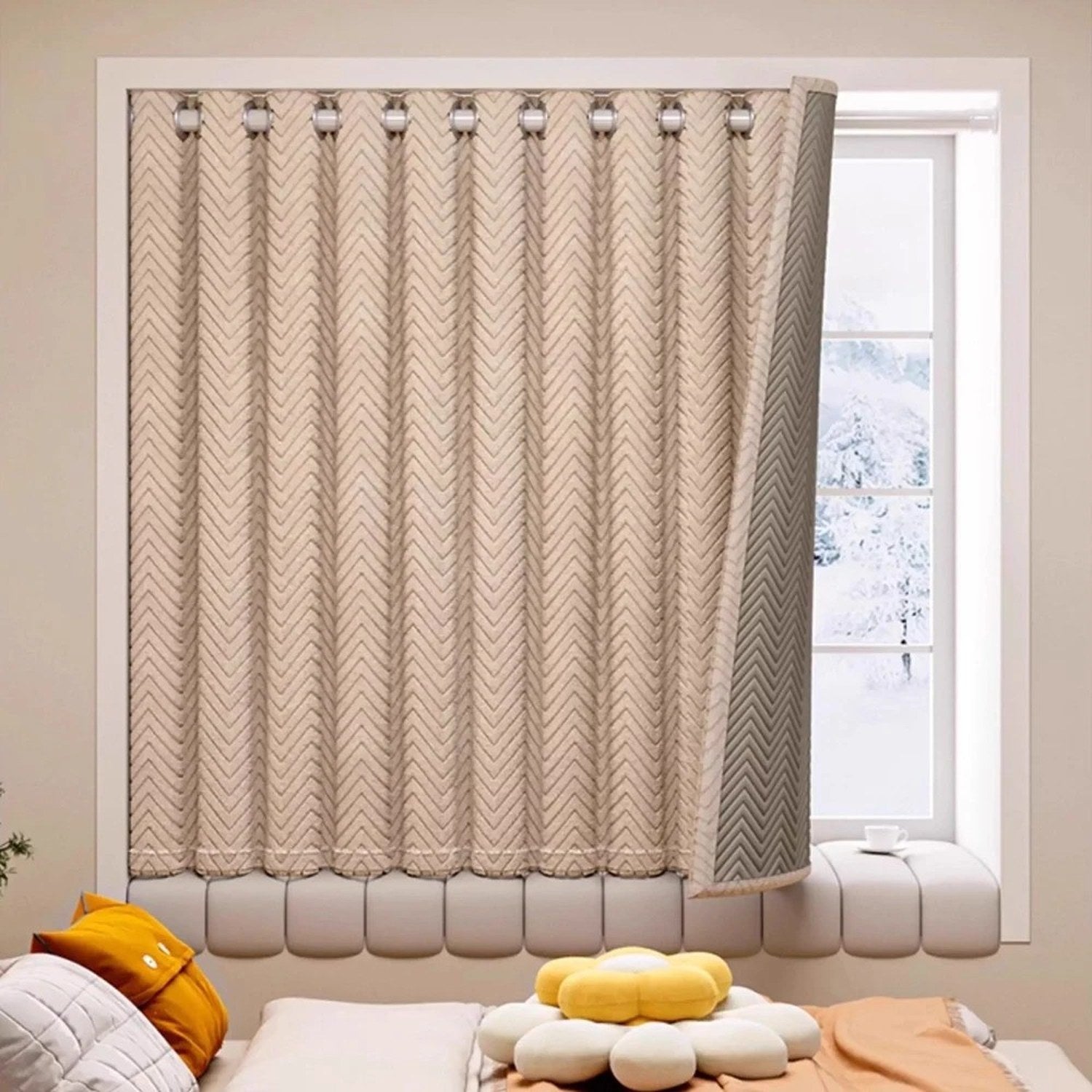 Rideau thermique occultant chevrons dans un salon cosy avec coussins