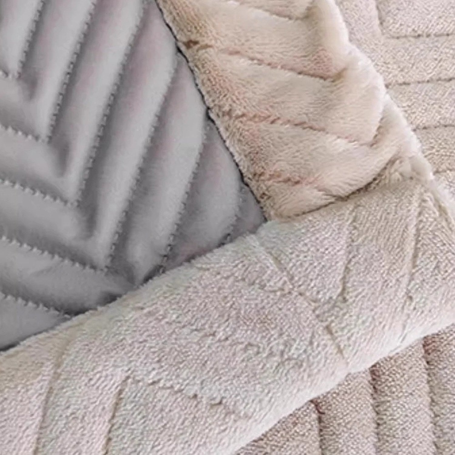 Gros plan sur le tissu matelassé chevrons et la doublure grise du rideau thermique