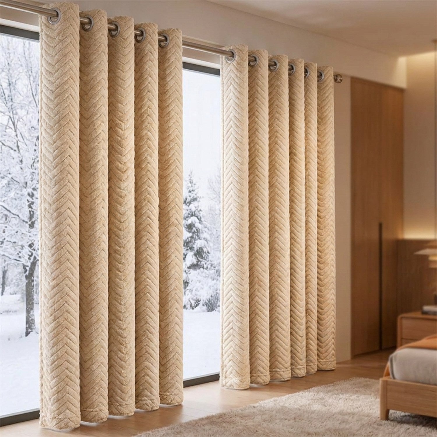 Rideau thermique occultant beige à motif chevrons suspendu devant une fenêtre enneigée