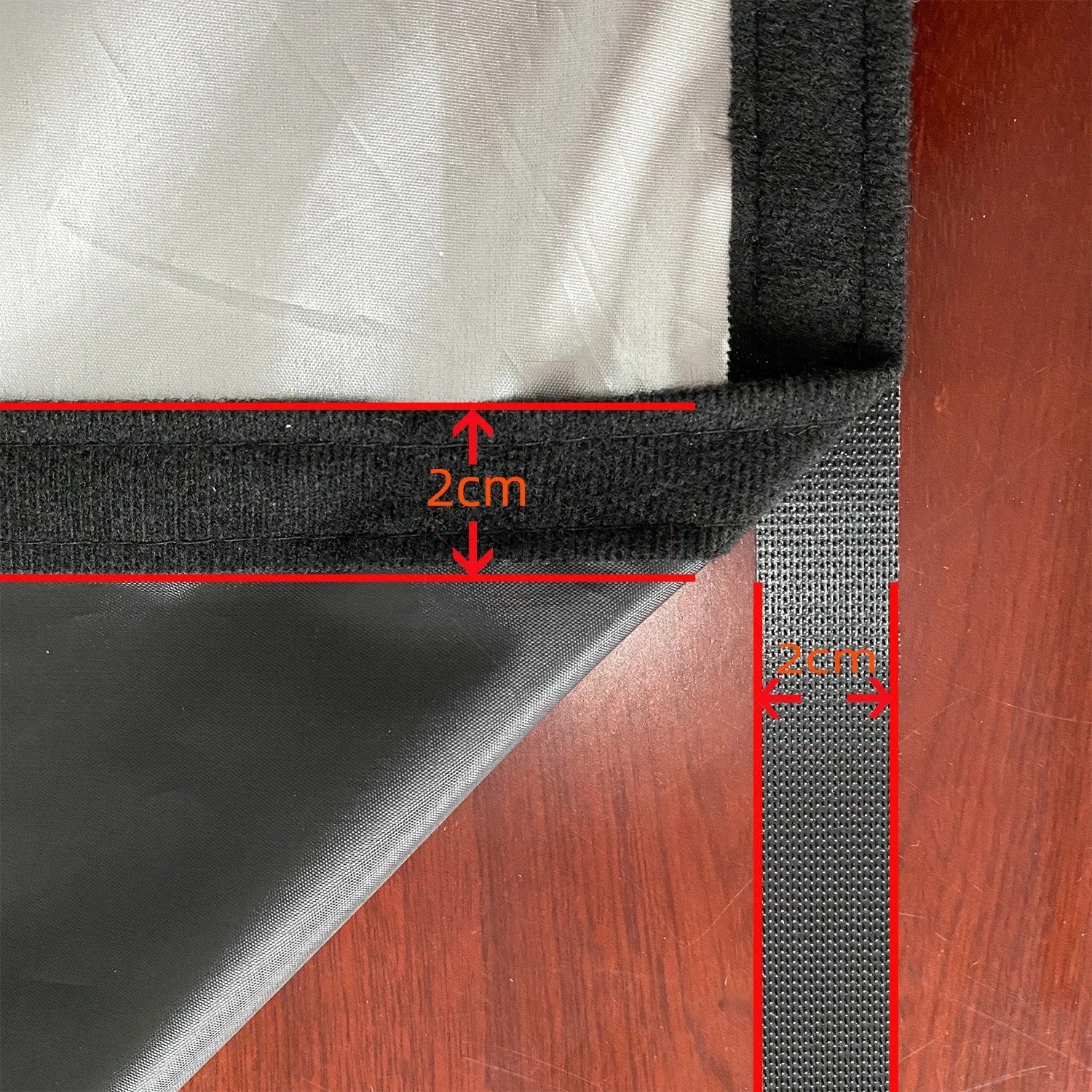 Gros plan sur la bande velcro et le tissu argenté du rideau occultant