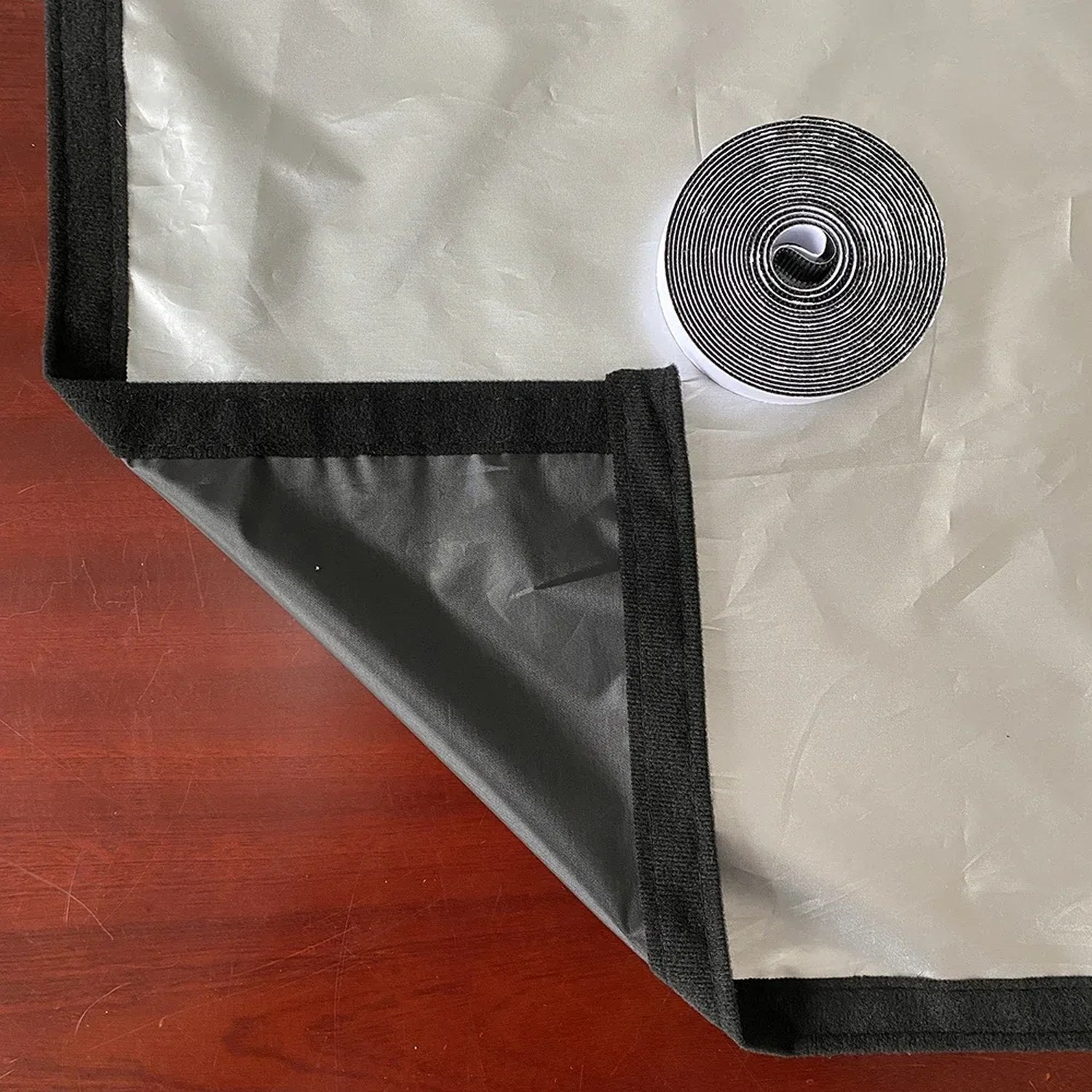 Coin du rideau occultant montrant le velcro et la bande de rechange fournie