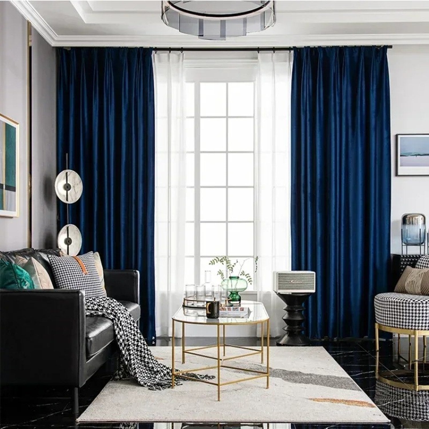 Rideaux en velours bleu roi encadrant une baie vitrée dans un salon moderne