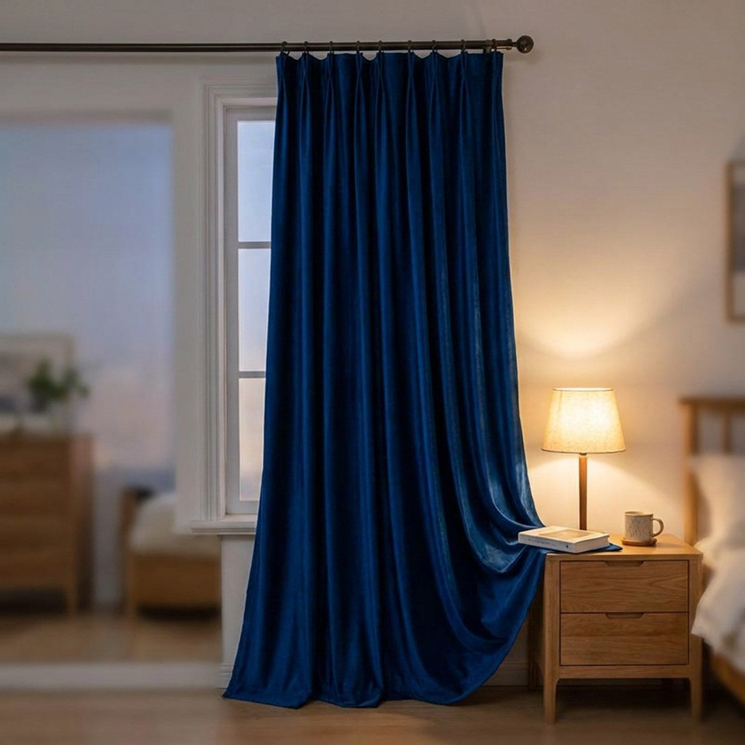 Rideau bleu roi dans une chambre chaleureuse près d'une table de chevet en bois