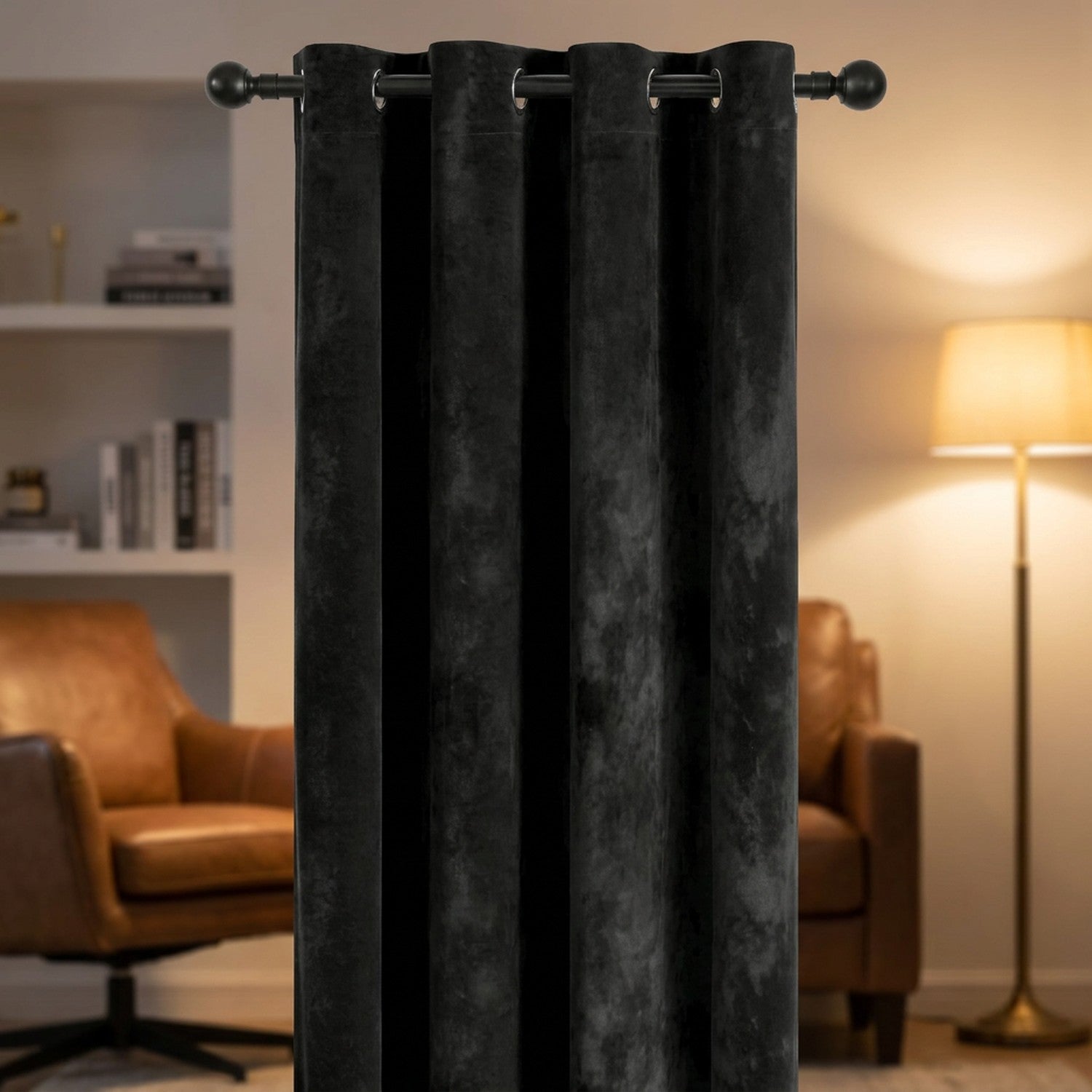 Rideau en velours noir dans un bureau cosy avec fauteuils en cuir