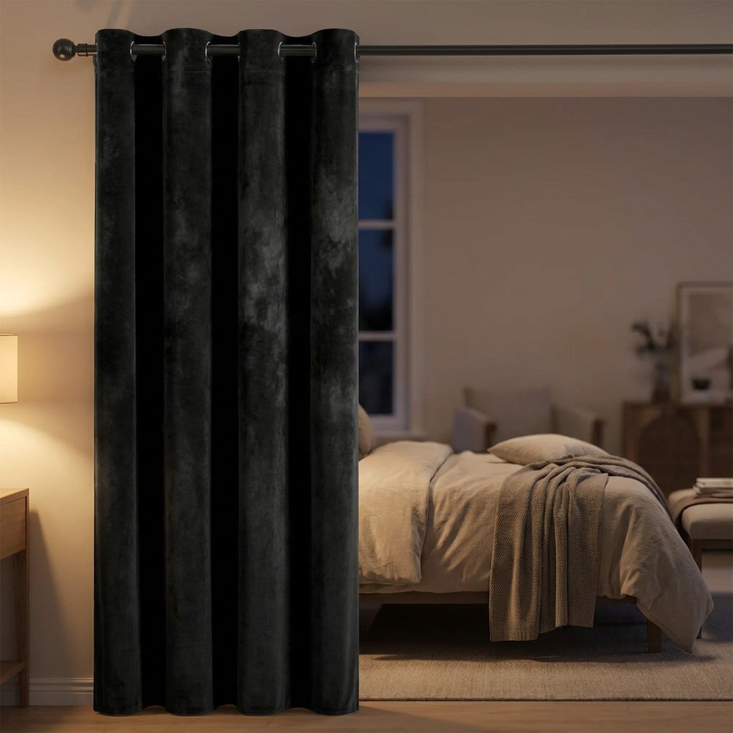 Rideau en velours noir devant une fenêtre de chambre avec lampe de chevet