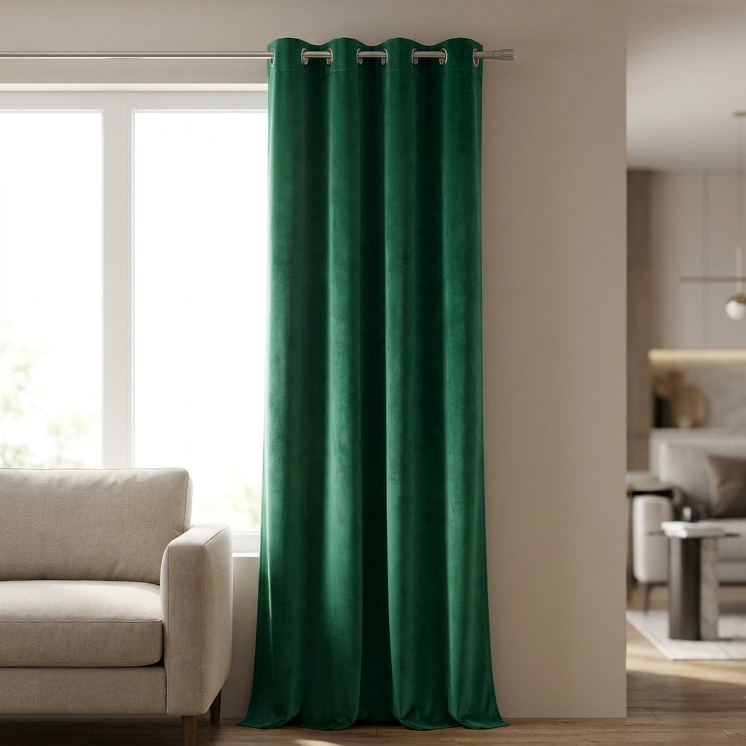 Rideau en velours vert émeraude à œillets suspendu devant une fenêtre lumineuse dans un salon élégant