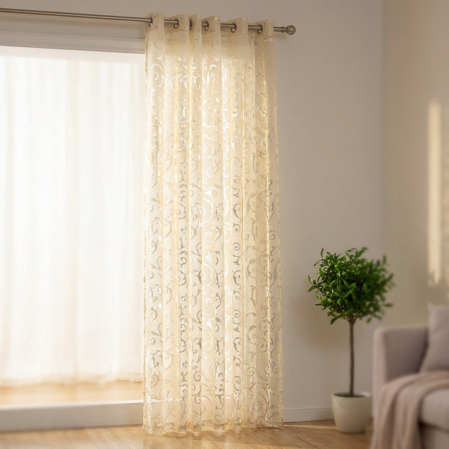 Rideau voilage crème au motif baroque ajouré suspendu à une fenêtre lumineuse de salon