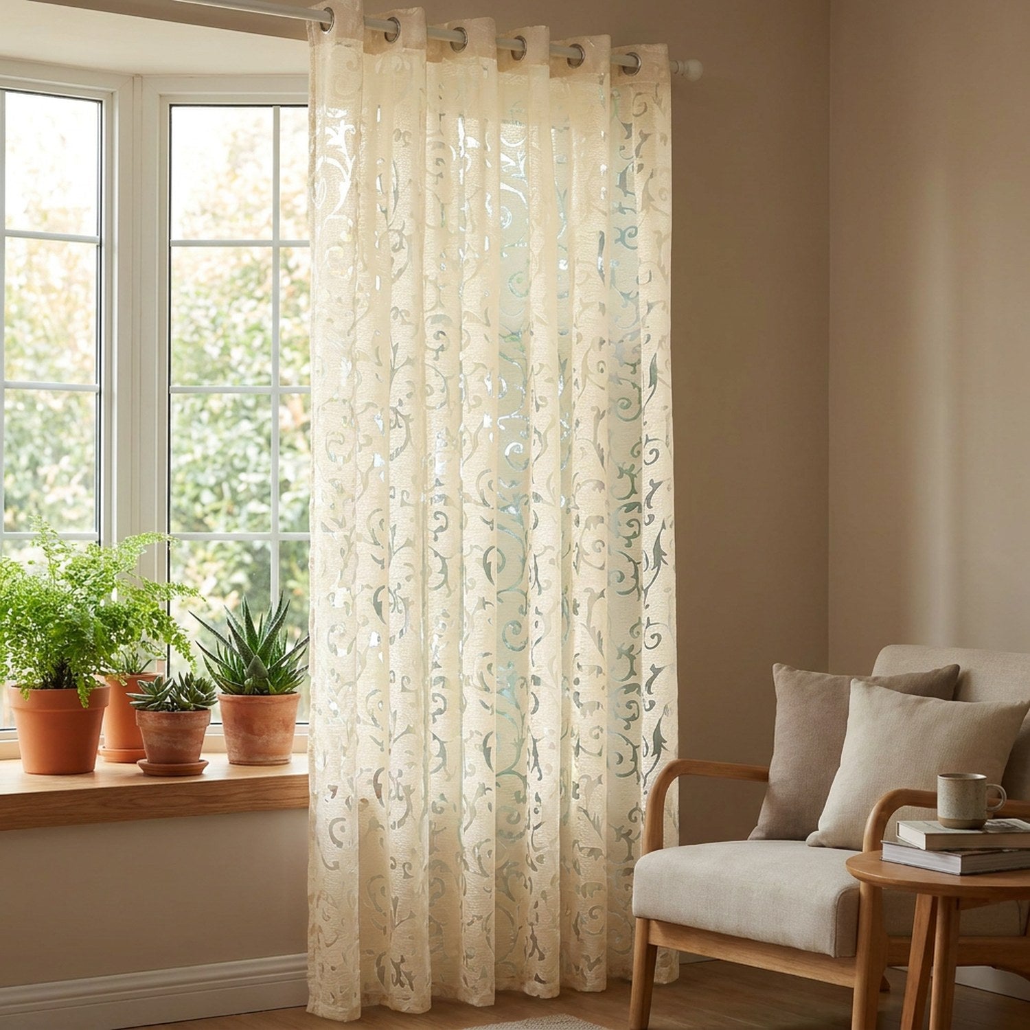 Rideau voilage crème habillant une fenêtre avec plantes et fauteuil cosy