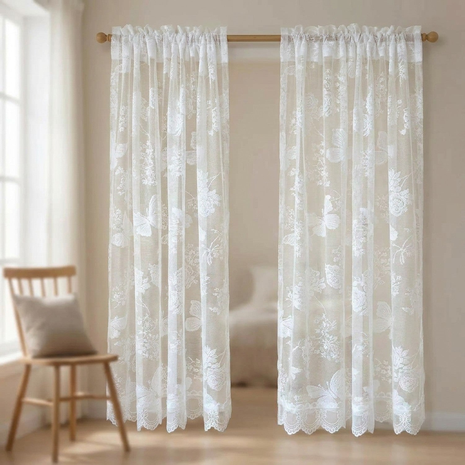 Rideau voilage en dentelle blanche suspendu à une fenêtre de chambre lumineuse