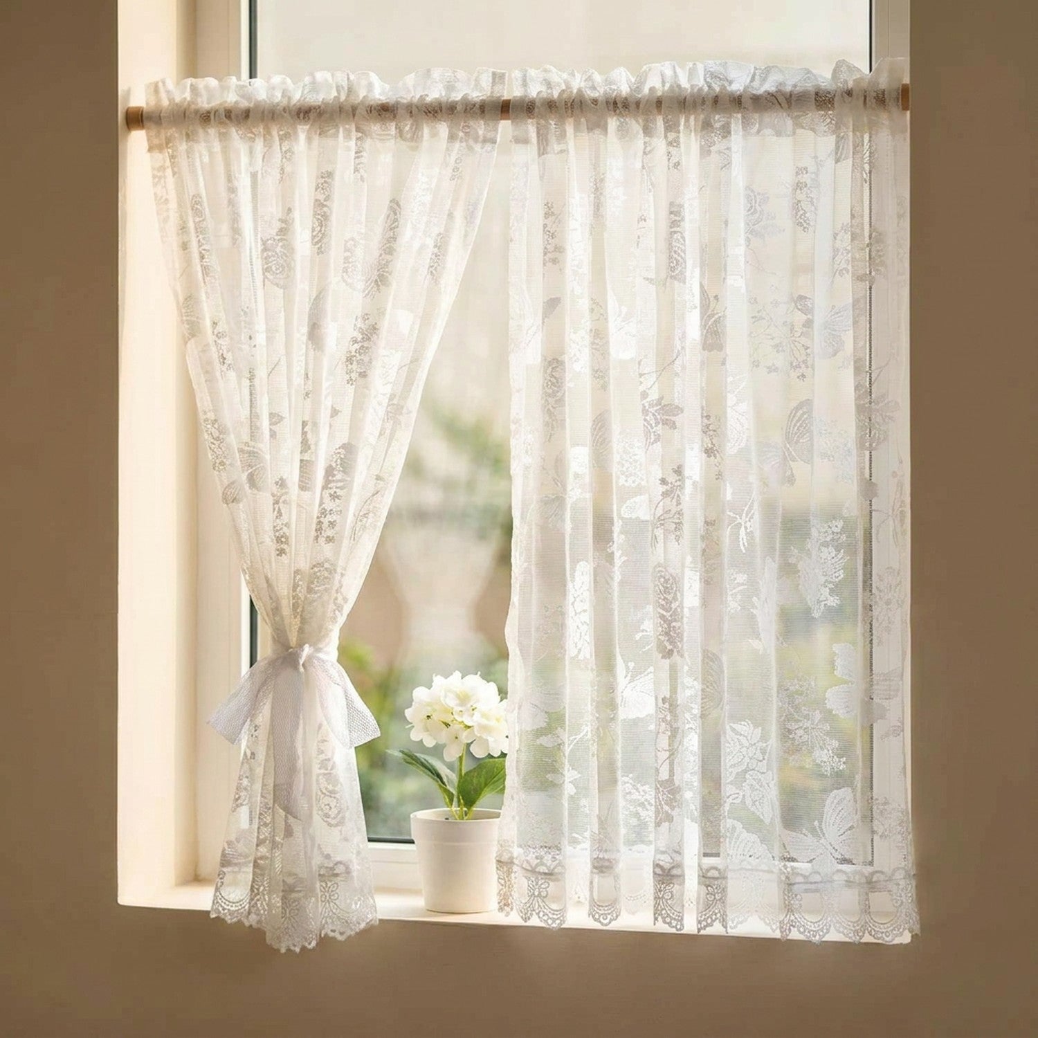 Rideau voilage en dentelle blanche à motif fleurs et papillons suspendu devant une fenêtre lumineuse