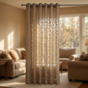 Rideau voilage marron chaleureux au motif baroque ajouré à une fenêtre