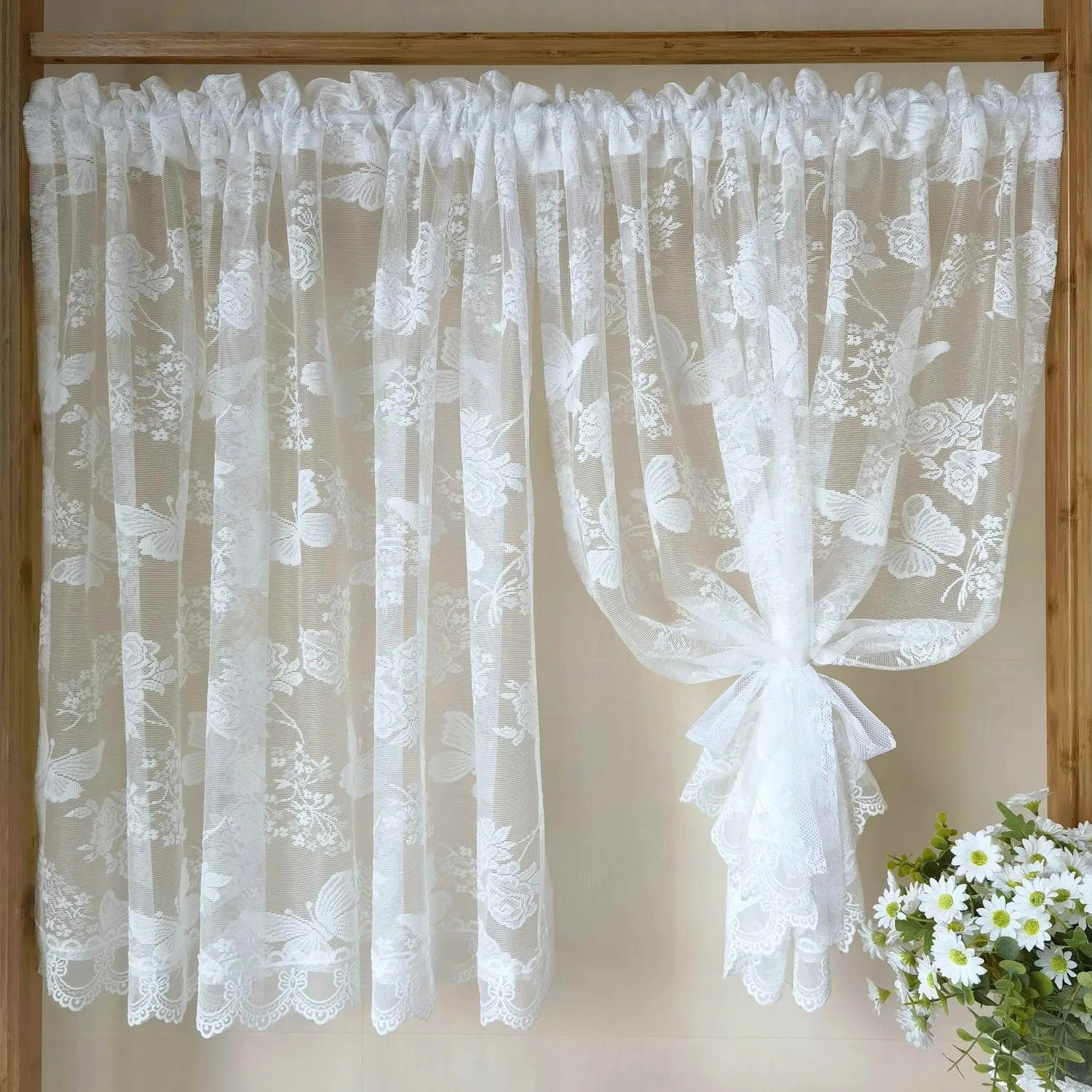 Photo produit du rideau voilage en dentelle blanche à motif fleurs et papillons devant une fenêtre